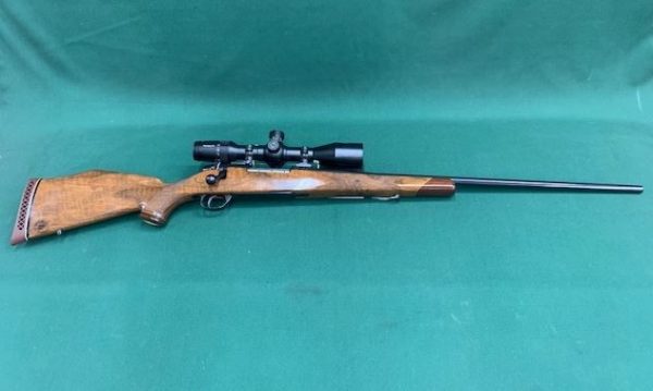 .300WBY MAG WEATHERBY ''MARK V'' BLUED WALNUT MADE IN USA- AS NEW !!!