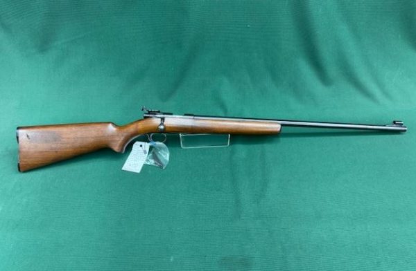 .22 WINCHESTER MODEL ''69A'' BOLT ACTION BLUED WOOD 25'' BARREL WITH PEEP SIGHTS NO MAGAZINE !!!